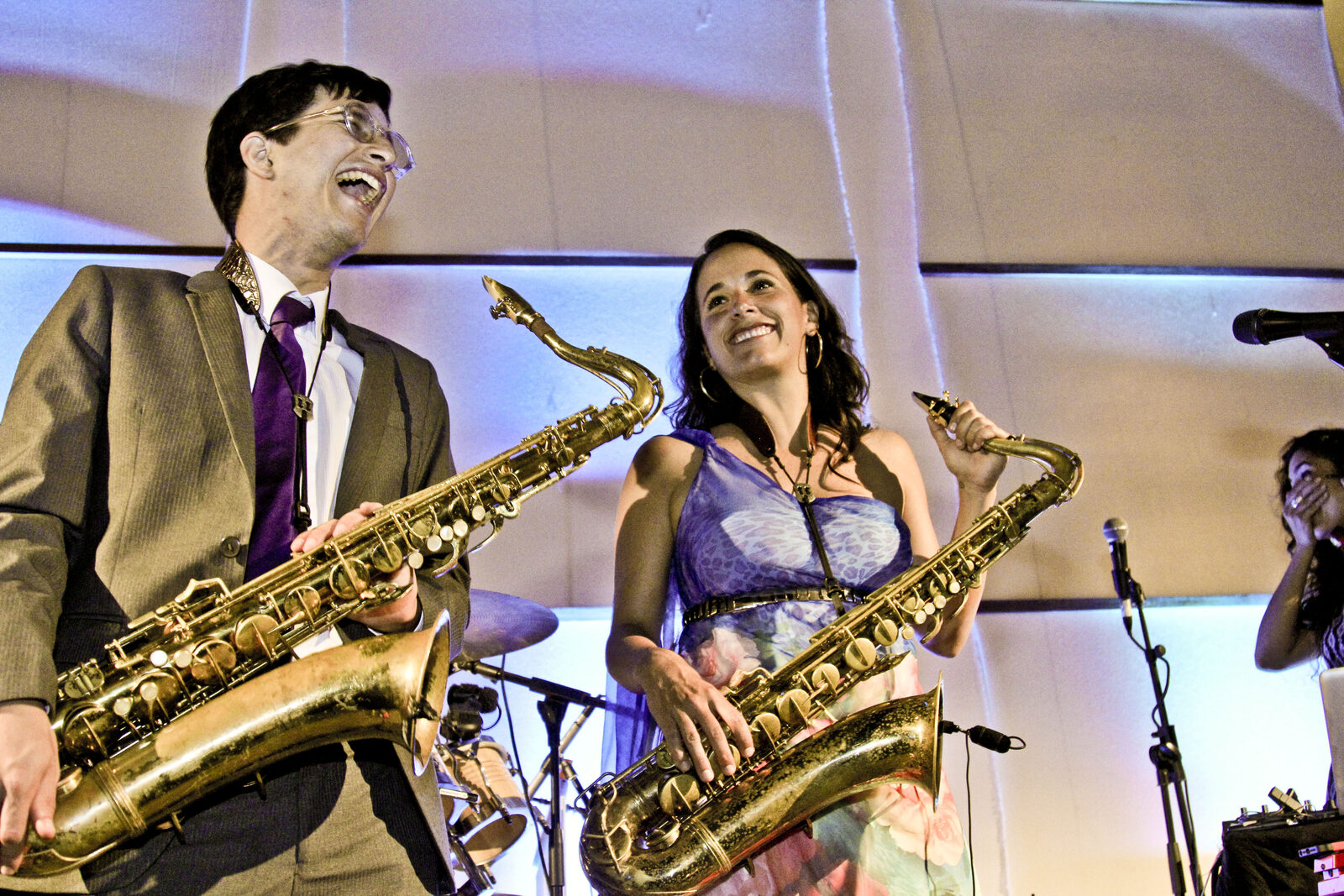 Carolina Araoz sharing the stage with another saxophonist