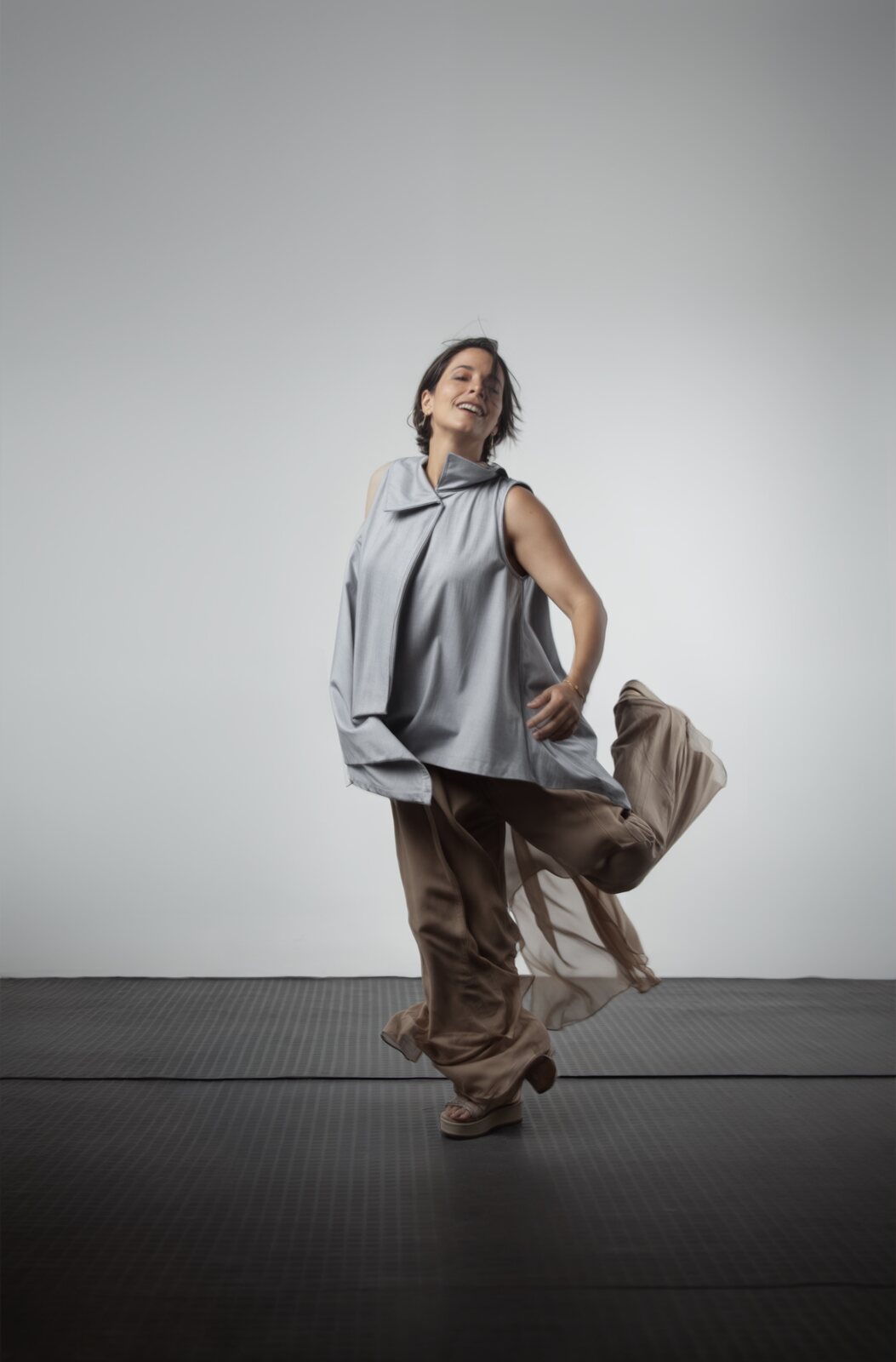 Carolina Araoz in motion in the studio