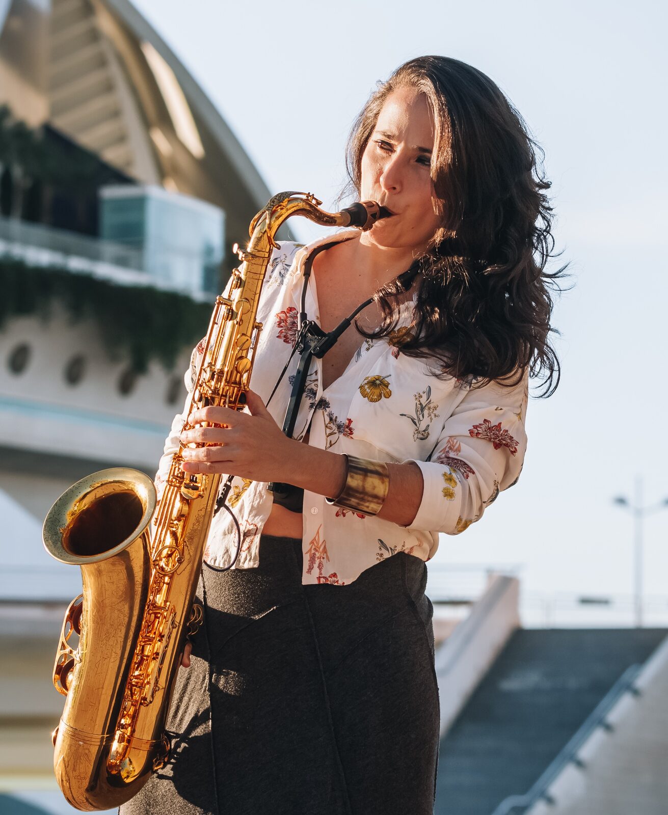 Carolina Araoz tocando el saxofón alto