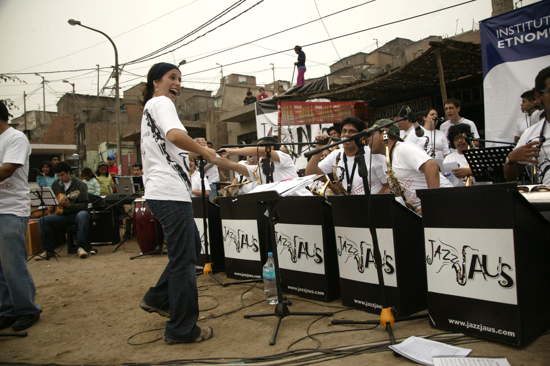 Carolina Araoz directing the Jazz Jaus big band in San Juan de Lurigancho, Lima