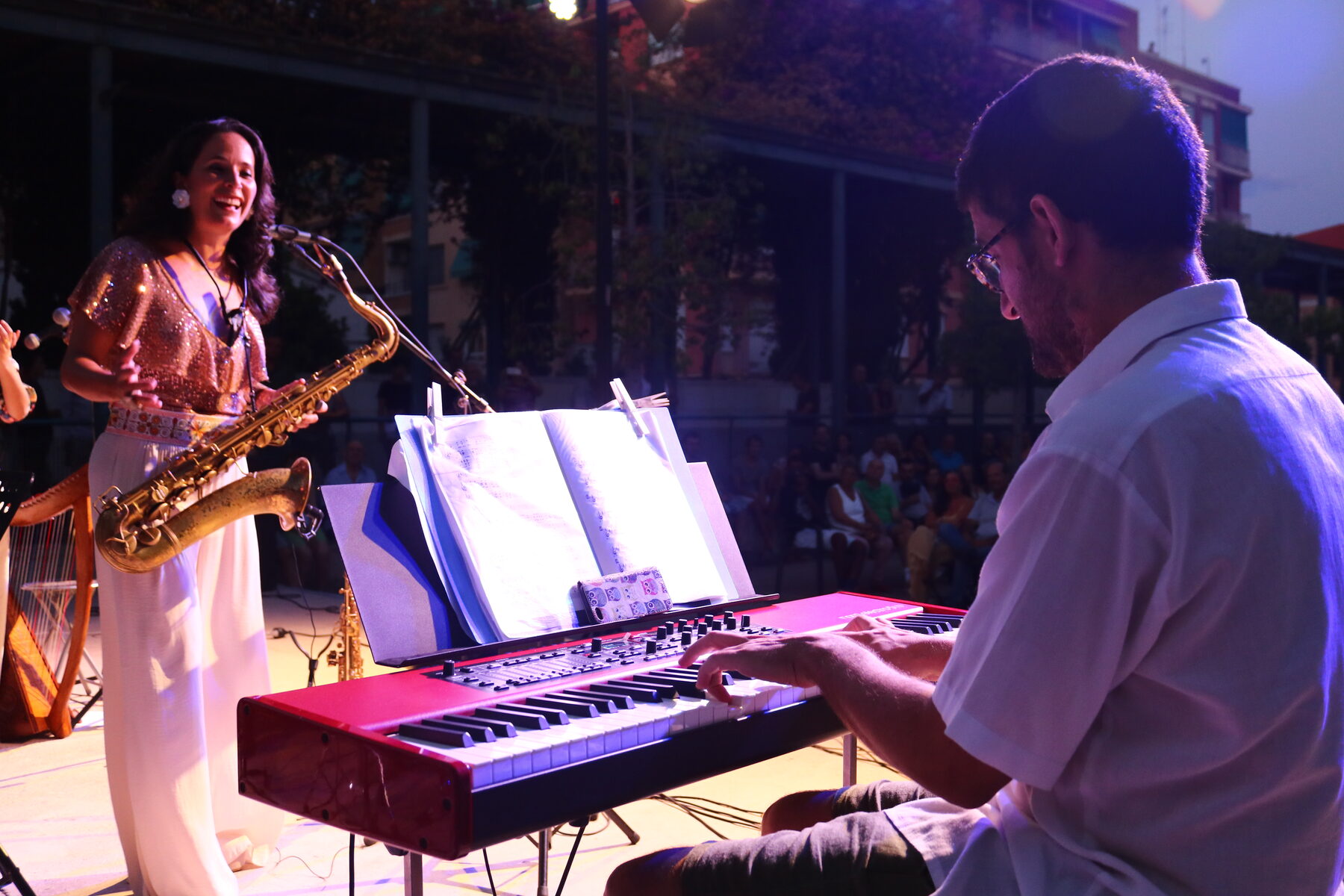 Carolina Araoz singing with her saxophone at the Valencia Jazz Festival